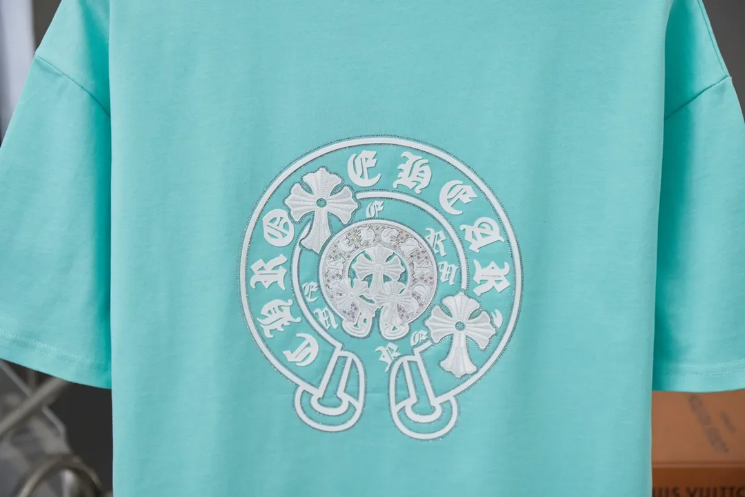 🅿️240 Ch*ome Hearte 25SS early spring new style Crow heart embroidered rhinestone short sleeves Light luxury essential item for daily commuting for men and women Correct version Welcome to compare Detailed features · 320g 100% pure cotton double yarn jersey fabric · Custom dyed in the same vat with special bold 32-count double-ply 1X1 thread · Imported Australian matte pearlescent diamonds ➕ Three-dimensional sequin embroidered Crow heart ➕ Thick version of letter logo · Double-needle stitching across seams · Original main mark, washed tag, branded moisture-proof paper packaging Color: black/white/rose red/blue Size: S/M/L/XL